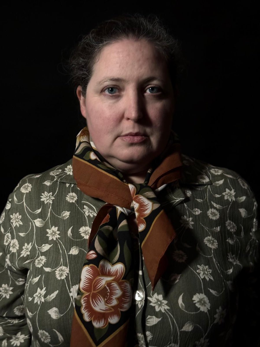 "Because of us he might be arrested. Just think of that."
Meet Barbara Jackson: caring, honest and open, and forced into a terrible situation.
Played by the wonderful Anna Quick.
Don't miss this - book now.
#theatre Pack of Lies, 25-28 Mar, #Brighton
ticketsource.co.uk/whats-on/west-…