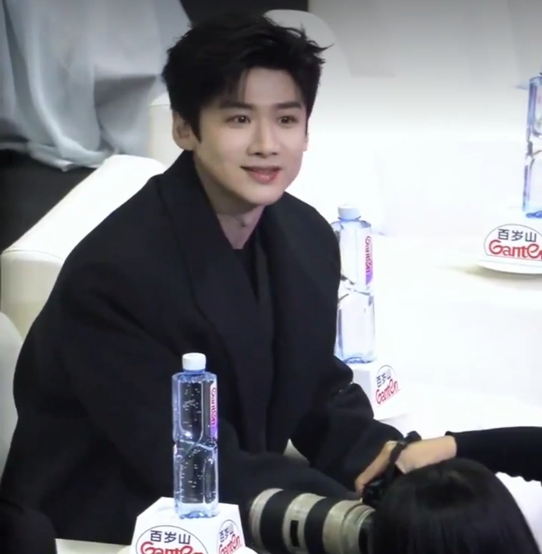 Another event together with zero interaction??

#BaiJingting #ZhangRuonan