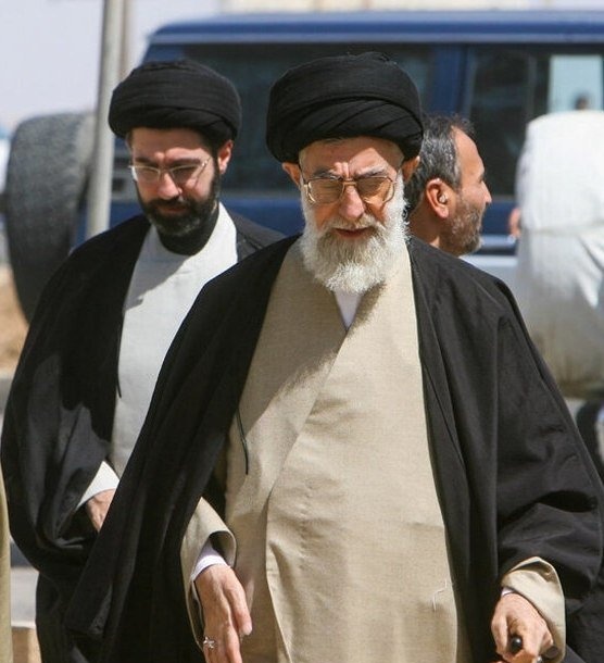 دست خدا را می‌شود در این روزها دید…
ملتی که پای آرمان‌هایش ایستاده و رهبری که پرچم این مسیر را به دست گرفته است.راه انقلاب ادامه دارد.✌🏻❤️
#خامنه_ای_دیگر