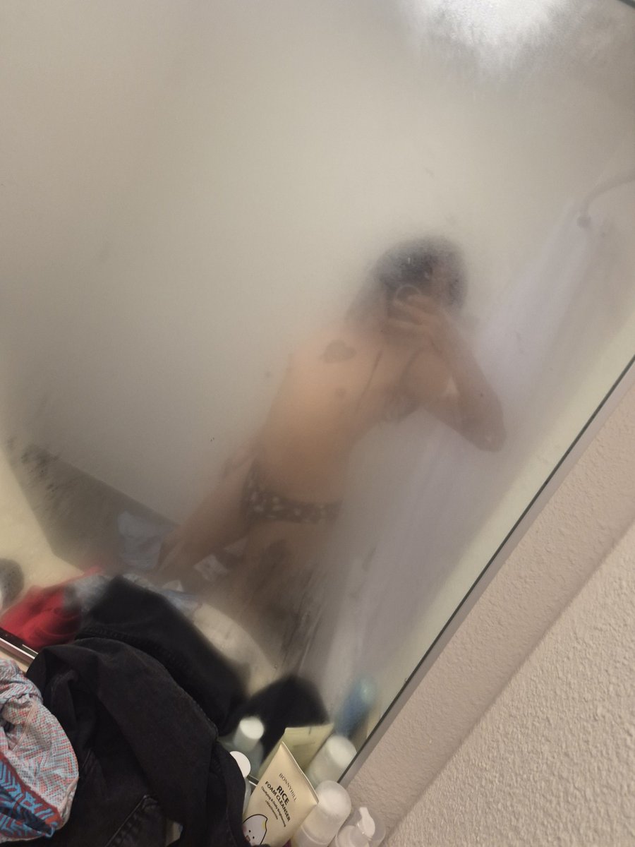 Tanithscoffin's tweet photo. showers always make me feel better https://t.co/ZPM60r7kY4