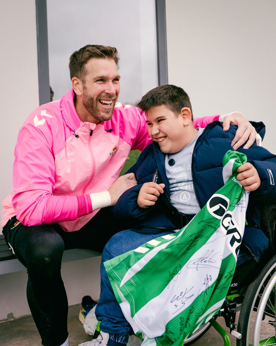 RBetisFundacion's tweet photo. Es Rubén y hoy ha cumplido su deseo: conocer a los jugadores de su equipo 💚

Este pequeño de 10 años tiene espina bífida y nos ha regalado hoy su sonrisa 😀 ¡Gracias a @fpdeseo por hacer felices a tantos niños! 🙌 https://t.co/ehU2Xvm8pt