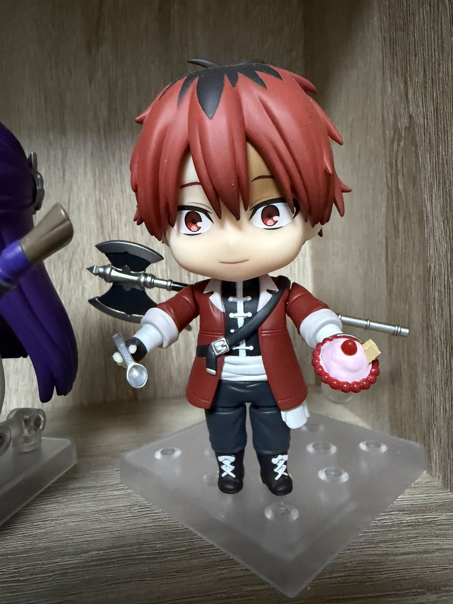 Um dia, uma prateleira!
Hoje vamos de Nendoroid de Frieren! Amo mto essa linha! A Good Smile caprichou nos detalhes e acessórios. A Frieren da esquerda é da linha Doll, com roupinha de verdade🤏. Como aqui é inverno, deixei toda agasalhadinha, fazendo as coisas de maguinha dela.+