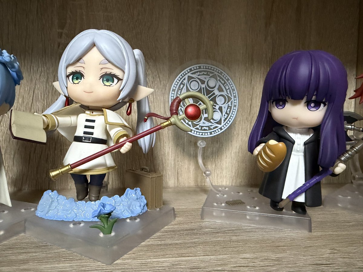 Milleannii's tweet photo. Um dia, uma prateleira!
Hoje vamos de Nendoroid de Frieren! Amo mto essa linha! A Good Smile caprichou nos detalhes e acessórios. A Frieren da esquerda é da linha Doll, com roupinha de verdade🤏. Como aqui é inverno, deixei toda agasalhadinha, fazendo as coisas de maguinha dela.+ https://t.co/nQTptesLK8