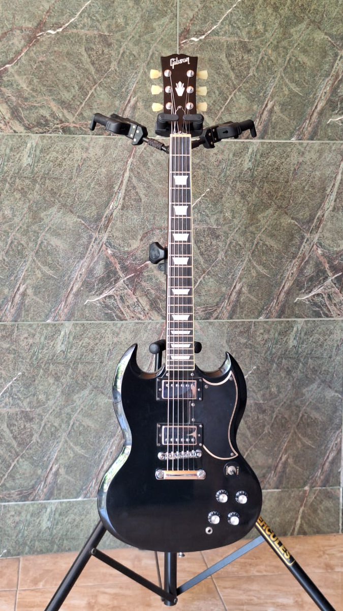 kkriwull's tweet photo. @meme_posser Epiphone (2004) modif headstock gibson (neck dll masih bawaan, setting ceper dan mulus, sound gahar minus lecet pemakaian aja) udah dapet hardcase, 5jt aja paman https://t.co/frIbEzlLDg
