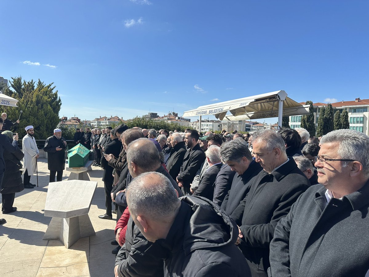 Ülkemizin tanınan iş insanlarından Hamdi Safi’yi, Üsküdar Marmara İlahiyat Fakültesi Camii’nde kıldığımız cenaze namazının ardından dualarla ebediyete uğurladık.

Merhuma Allah’tan rahmet; ailesine ve sevenlerine başsağlığı diliyorum.

<a href="/abdullahozdemir/">Abdullah Özdemir</a>