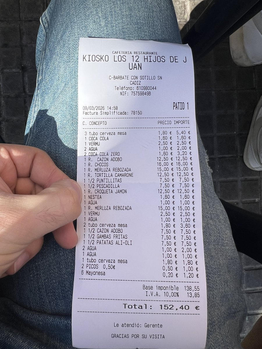 Hemos almorzado 11 personas. 

El mejor sitio de Cádiz para comer pescaíto frito, sin duda alguna.