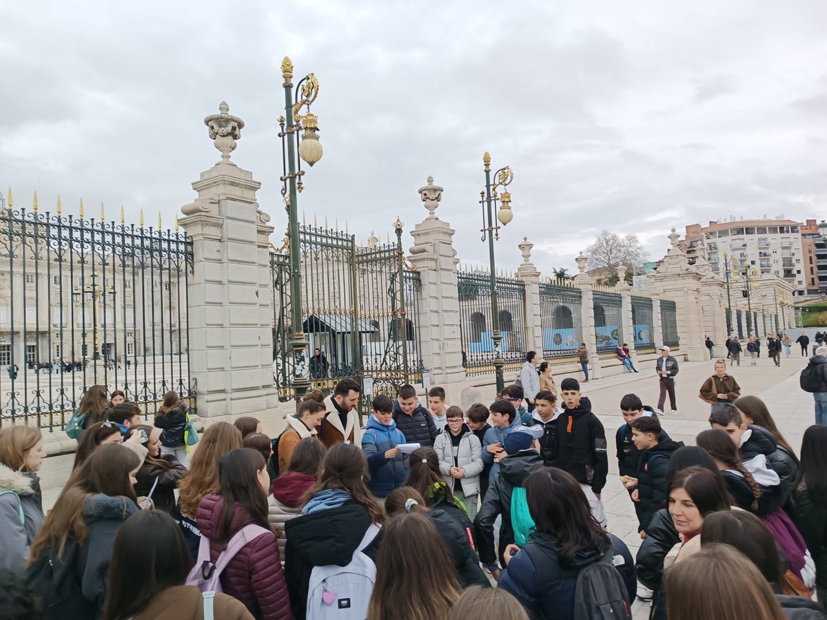 De ruta por Madrid 
Nuestros guías turísticos:  los participantes del programa Erasmus.
Explicaciones en inglés, alemán y castellano, todos participan .