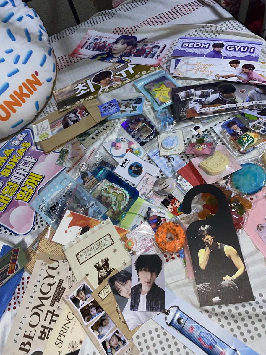 first time receiving this much freebies!!! thank you moas, kinikilig ako 🥹

dadamihan ko na din talaga yung akin next con (150+ siya kaso na-palinutan kami eh hahahh)🥺