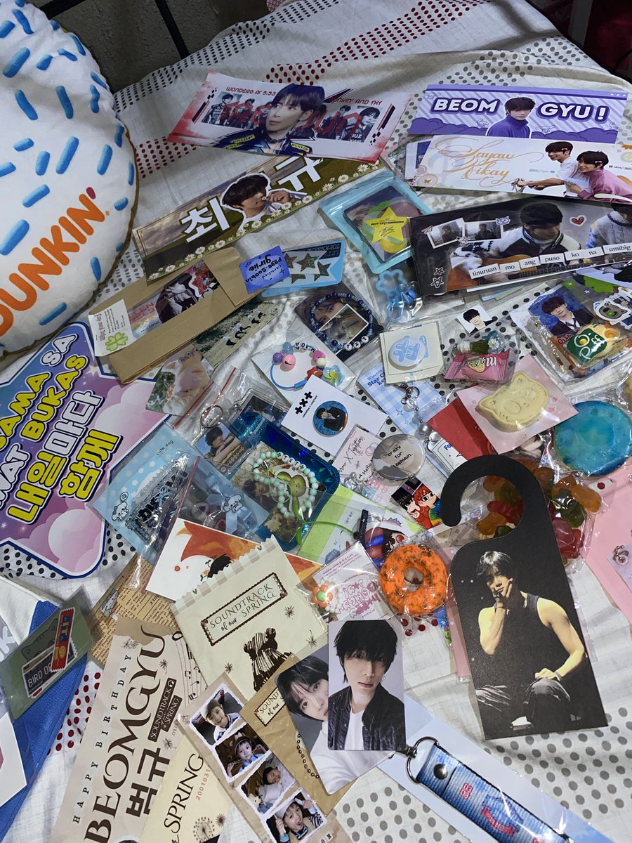ktyunmail's tweet photo. first time receiving this much freebies!!! thank you moas, kinikilig ako 🥹

dadamihan ko na din talaga yung akin next con (150+ siya kaso na-palinutan kami eh hahahh)🥺 https://t.co/IvZm2WsXZ7