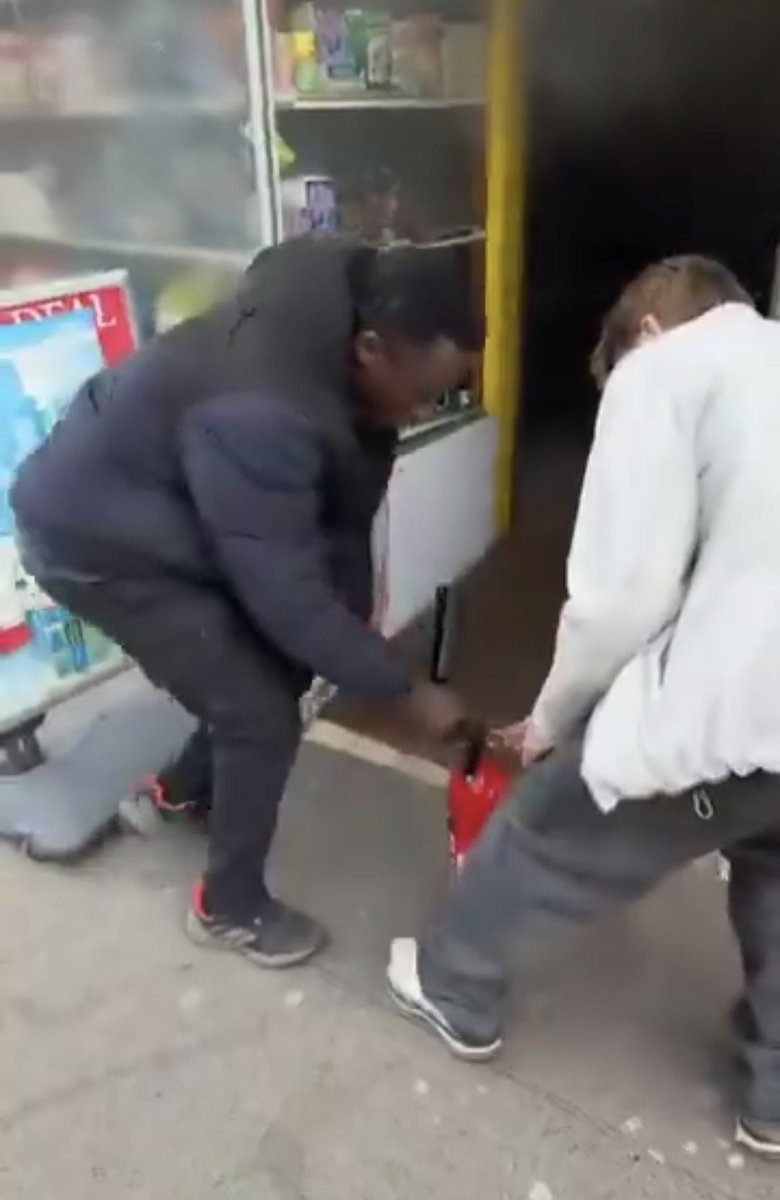 angiemi43176647's tweet image. Vidro captures the start of the open door #vapeshop at #glasgowcentral #glasgowfire Reportedly or allegedly a #Migrant who rushed in with fire extinguisher on #UnionStreet Dues to this guy he did try? I question though that maybe he worked there??  x.com/i/status/20309…