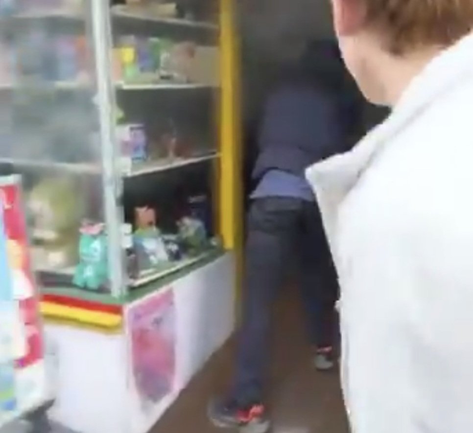angiemi43176647's tweet image. Vidro captures the start of the open door #vapeshop at #glasgowcentral #glasgowfire Reportedly or allegedly a #Migrant who rushed in with fire extinguisher on #UnionStreet Dues to this guy he did try? I question though that maybe he worked there??  x.com/i/status/20309…