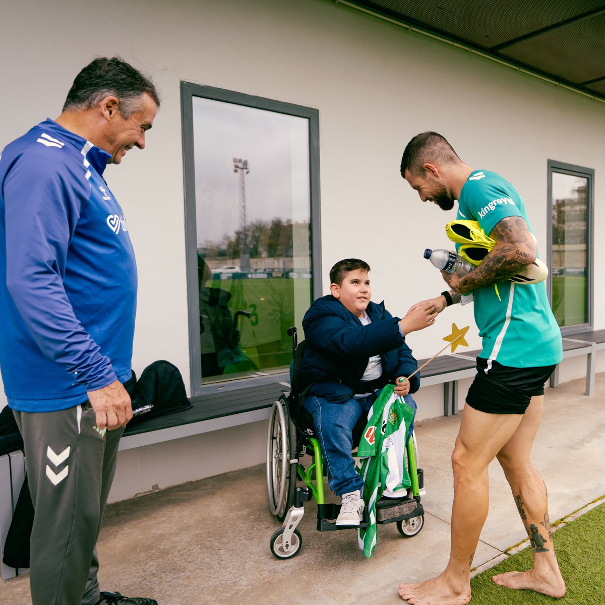 RBetisFundacion's tweet photo. Es Rubén y hoy ha cumplido su deseo: conocer a los jugadores de su equipo 💚

Este pequeño de 10 años tiene espina bífida y nos ha regalado hoy su sonrisa 😀 ¡Gracias a @fpdeseo por hacer felices a tantos niños! 🙌 https://t.co/ehU2Xvm8pt