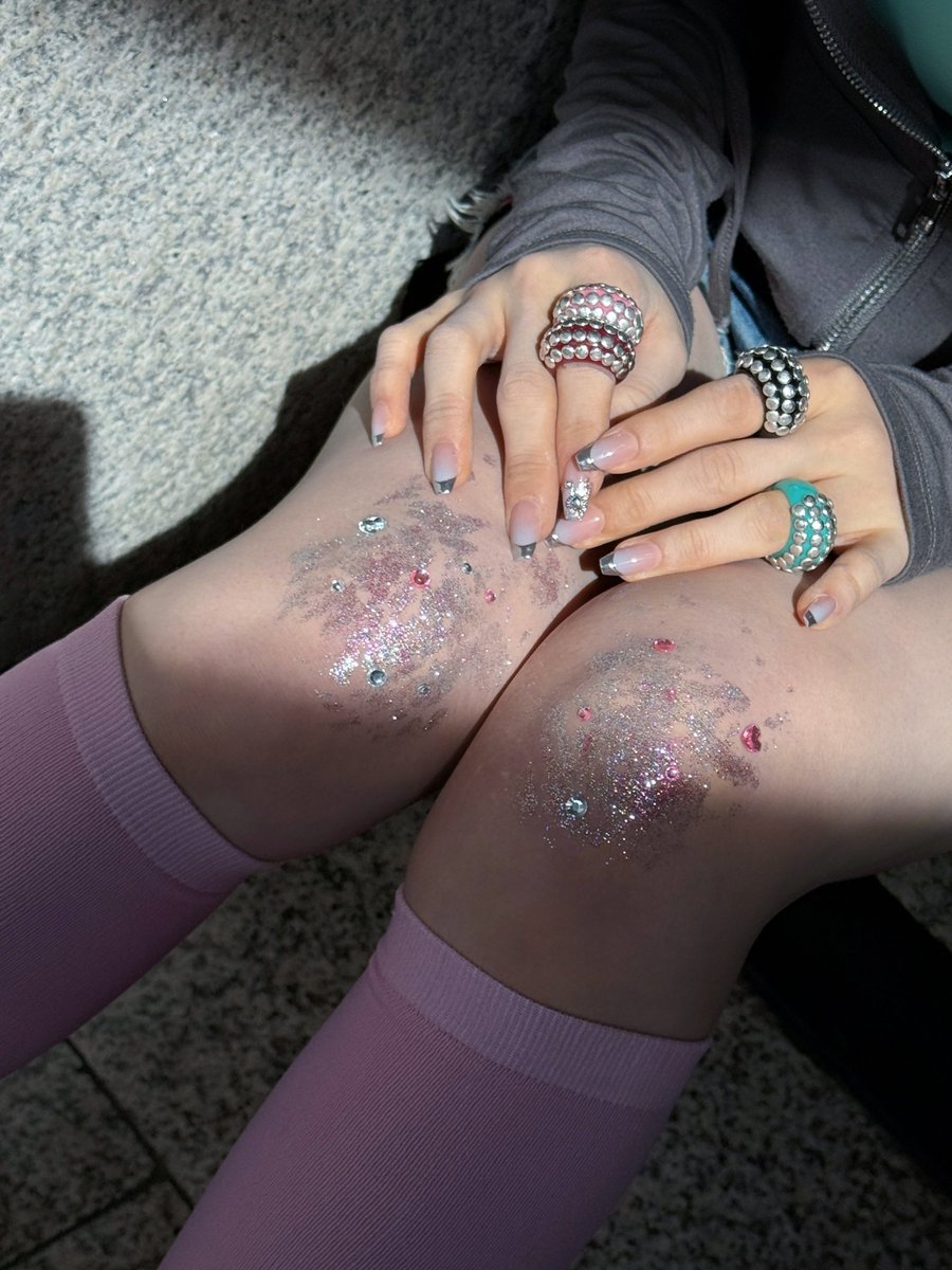y2kiiidz's tweet photo. all my girls are glitter girls https://t.co/4Cg8O7UHac