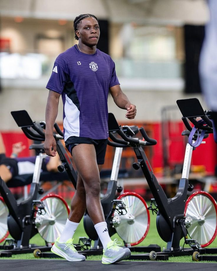 🚨 𝐁𝐑𝐄𝐀𝐊𝐈𝐍𝐆: Patrick Dorgu is back to Carrington and trained ALONE at Manchester United's training facility yesterday. ⚪️⏳
