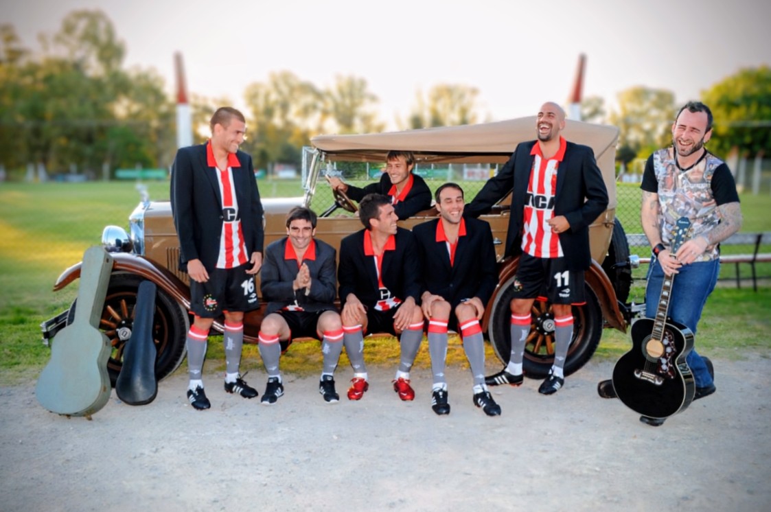 I v á n S a d o v s k y 🎸 tweet media