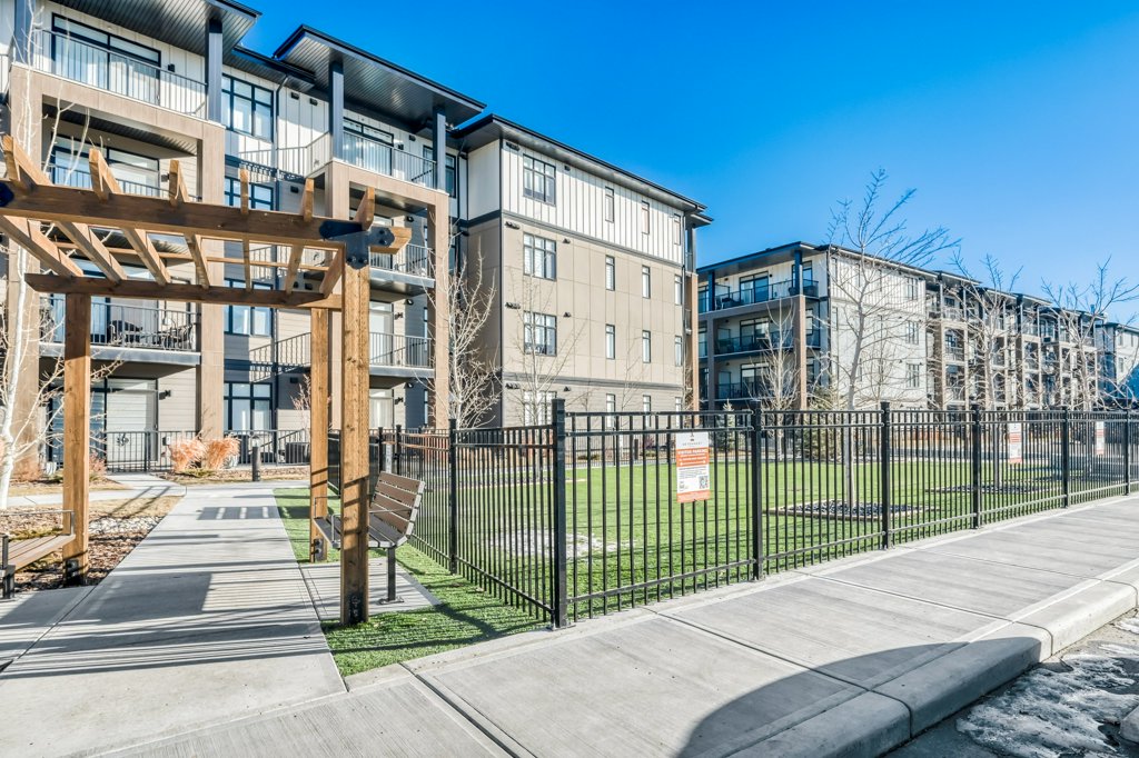 CalgaryRealtorz's tweet photo. Price Improvement! $389,000 Seton SE. Over $43k in luxurious upgrades, 2 bdrm, 2 full bath, 917 sq ft, titled parking, low fees $402/mo, exc walkable location. MLS A2276919 @remax #yyc #calgary #justlisted #seton #calgaryrealestate #condos https://t.co/oo0gs9RU9w
