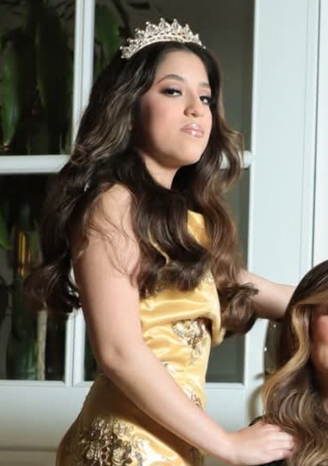 Aquí vemos a la polémica MAFER, a quien ya apodaron en redes sociales LA QUINCEAÑERA DEL BIENESTAR; la vemos con una mirada de mujer empoderada, inalcanzable, retadora, y diciéndonos con esa mirada desdeñosa...MI PAPI ME PUEDE COMPRAR LO QUE YO LE PIDA, ENTENDIERON MUGROSOS. 😂😂