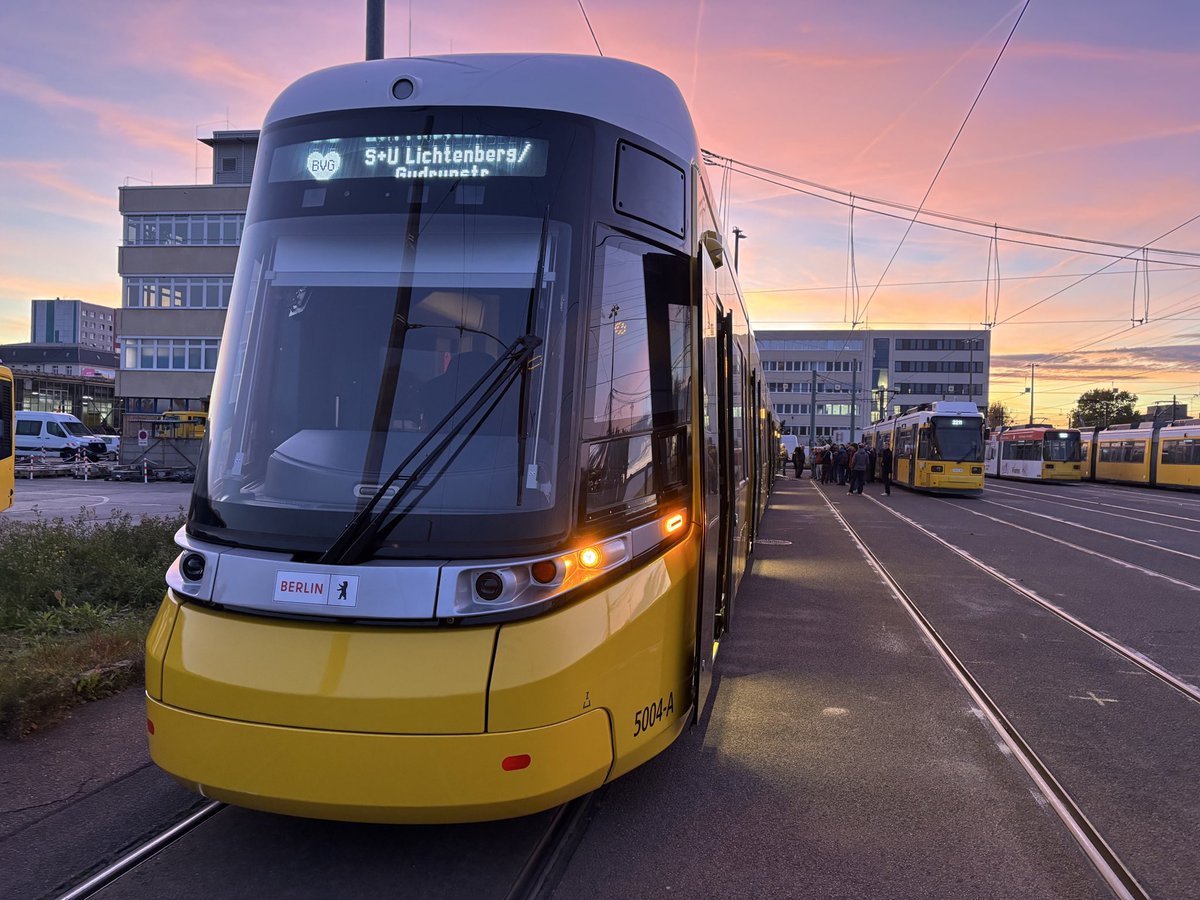 pneumannberlin's tweet image. Mein Update zur XXL-Tram für #Berlin.

Brandneu, aber nutzlos: Der schöne neue #Urbanliner von #Alstom #Bautzen ist zum Stillstand verurteilt. 
Könnte ein neues Einsatzgebiet die Blamage für die #BVG verringern? @AlstomDACH @k_ronneburg @OdaHassepass 

Link im ersten Kommentar.