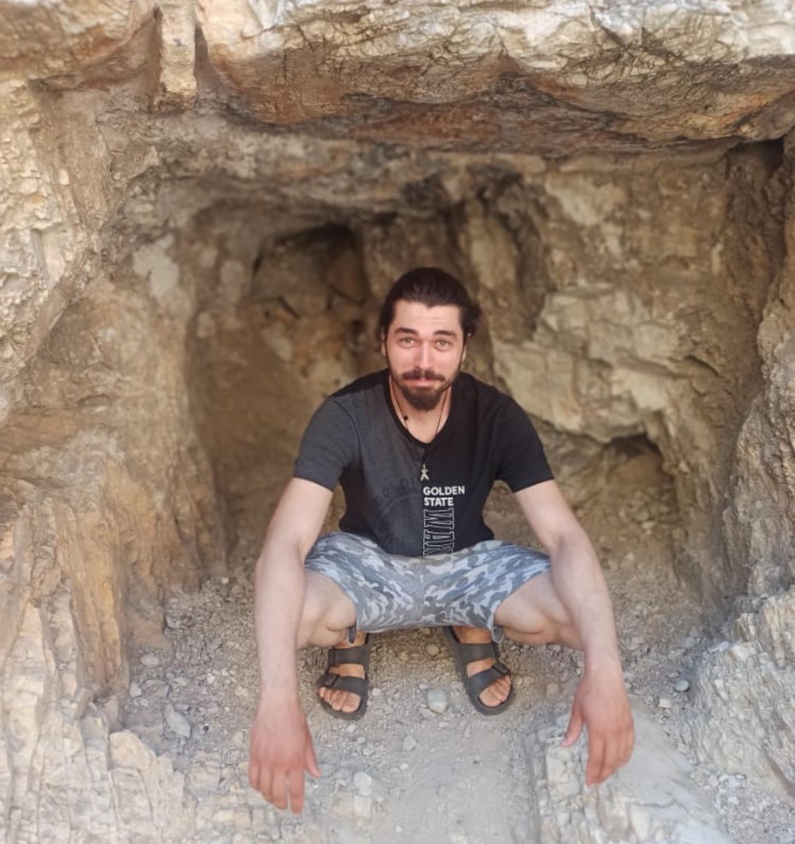 Fotoğrafta gördüğünüz kişi abim Samet Özgül. 

Gazi Üniversitesi öğrencisi ve motokurye olarak çalışan abim Samet, Ankara’da trafikte uyardığı 3 kişi tarafından darp edilip canice boğazından bıçaklanarak katledildi. 

Sabıkalarında uyuşturucu dahil 20 ayrı suç olan 2 kişi serbest