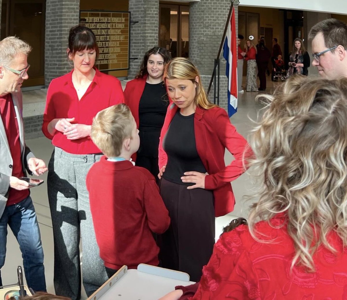 Bijzonder bezoek vandaag in de Tweede Kamer: kinderen met een meervoudige beperking, hun ouders en grootouders.

Voor hen is de lange reis niet vanzelfsprekend. Maar ze hebben een belangrijke boodschap: hou de medische logeervoorzieningen open!

Onze steun hebben ze! 🙌🏽