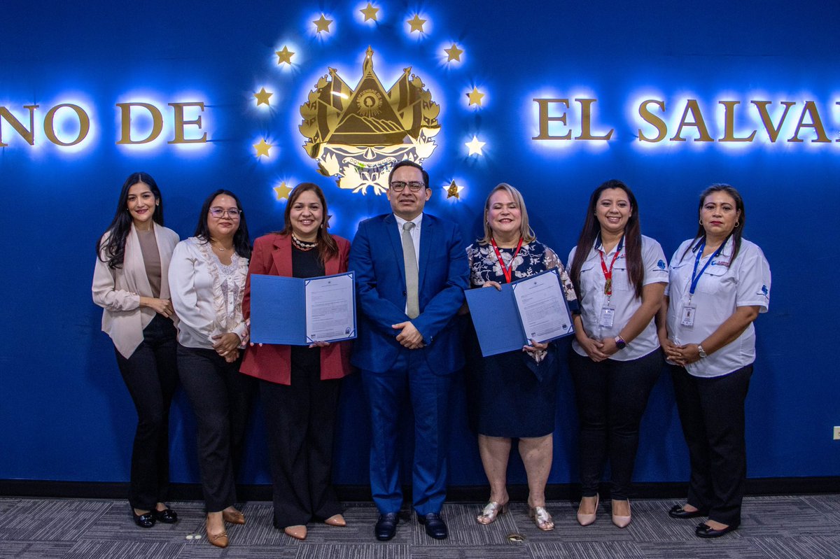 BenjaminMayo_SV's tweet photo. Seguimos fortaleciendo la confianza en el comercio internacional

Desde @aduanas_SV acreditamos a nuevas empresas dentro del Programa de Operador Confiable, reconociendo su compromiso con altos estándares de seguridad, cumplimiento y buenas prácticas en la cadena logística.

Las empresas certificadas son:
✔️ Termoexport
✔️ Iris Reyes Giros

Con estas acreditaciones, El Salvador alcanza 30 empresas certificadas como Operador Confiable, un avance que fortalece la seguridad de la cadena de suministro, agiliza el comercio y consolida al país como un entorno confiable para la inversión y el comercio internacional. 🇸🇻📦