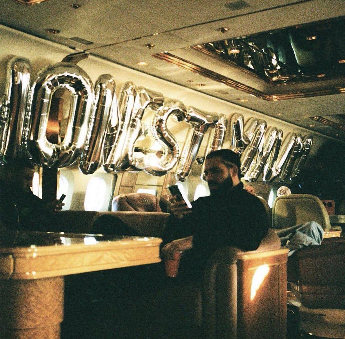 wrld_mag's tweet photo. "Honestly, Nevermind" de Drake vient d’être certifié or !! 📀

Vous le classeriez où dans sa discographie ? https://t.co/7rbLwtHUPl