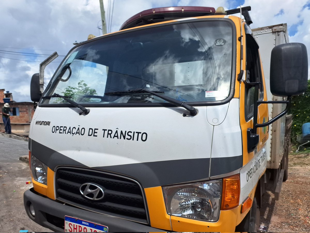 FessoJulio's tweet photo. 🚨ATENÇÃO!🚨

Evitem transitar pela Rua H hoje, 09/03, ao longo do dia. A equipe da BHTrans está no local realizando a instalação de placas de sinalização. A medida é preparatória para o início da instalação de redutores de velocidade na via, previsto para amanhã. 🚧🚗 https://t.co/hL9VRNHUrN