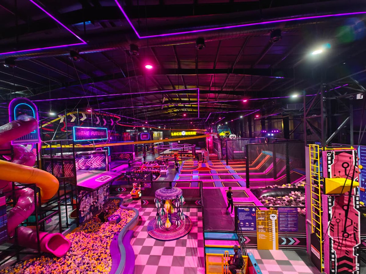 imPrernaS's tweet photo. This has to be the best Sneak Peek event I've ever experienced🔥. Loved the #POCOX8ProSeries, the engagement with the community and lots of thrill. Looking forward to the launch on 17th March. 
@digvj https://t.co/o2m4hYMLQx