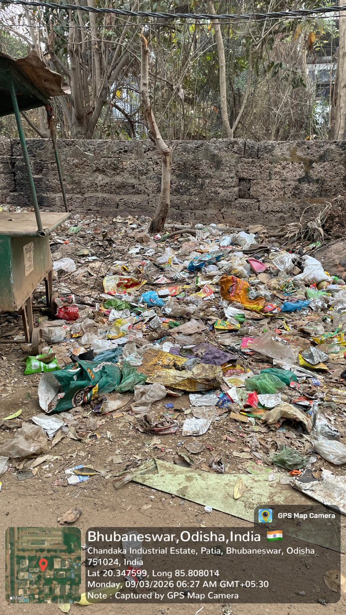 KuldipBisw31841's tweet photo. Garbage has been piling up in our area for days despite repeated complaints. This area is an industrial belt near DLF Cyber City and TCS, and the same road connects LV Prasad Eye Institute and KIMS Hospital.
Request urgent action from @bmcbbsr @MayorofBBSR @safabhubaneswar https://t.co/atqVmnm3M2
