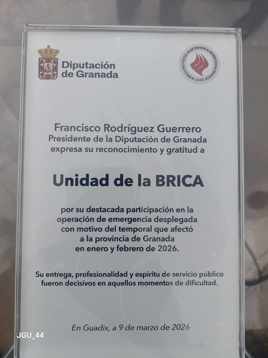 Plan_INFOCA's tweet image. La @dipgra nos  entregó hoy en el @AytodeGuadix un reconocimiento al trabajo desarrollado por #EMAINFOCA en los temporales de #Enero y #Febrero de de este año. Reconocimiento compartido entre los compañeros de la #BRICA y el resto del #OperativoProvincial. #MuchasGracias