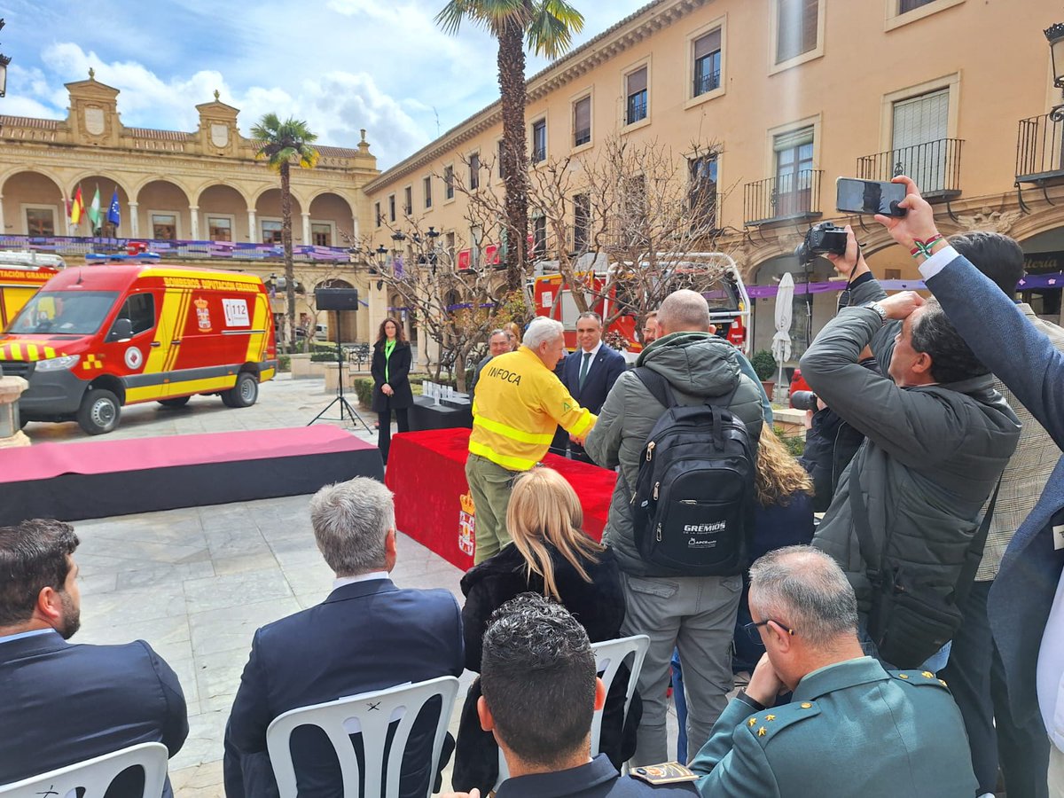 Plan_INFOCA's tweet image. La @dipgra nos  entregó hoy en el @AytodeGuadix un reconocimiento al trabajo desarrollado por #EMAINFOCA en los temporales de #Enero y #Febrero de de este año. Reconocimiento compartido entre los compañeros de la #BRICA y el resto del #OperativoProvincial. #MuchasGracias