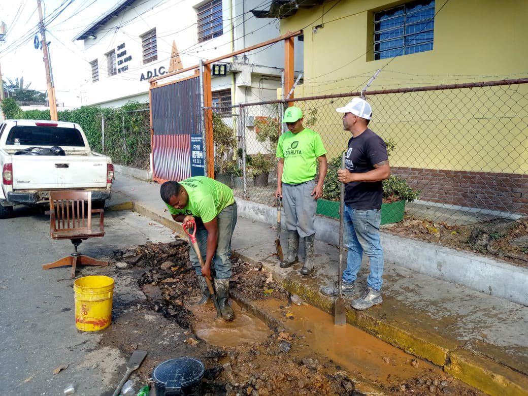 AlcaldiaBaruta's tweet photo. 💧Reparación de avería en bote de agua potable:
📍Urb. #ColinasDeBelloMonte
📍Urb. #LasMercedes
📍Urb. #PradosDelEste
💧Inspección de bote de agua:
📍Sector. #ElPeñón https://t.co/yIuWIEeHEO