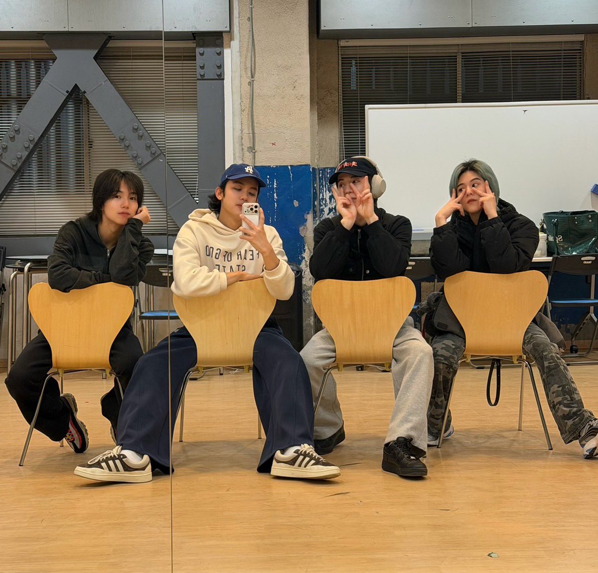 official_enjin's tweet image. 《#KYO》

21世紀美術館みたいな写真とろうとおもった。（地元）
椅子のやつね🪑

#ENJIN
#ENJIN_KYO