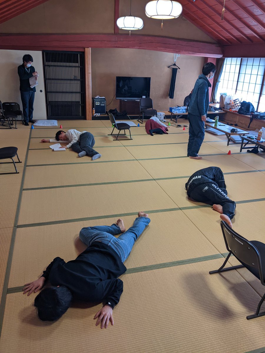 通し稽古の楽しみ🩷

若人がバタバタ倒れるシーンを見るのが楽しみです。特に左下（舞台下手奥）の青年。毎回ほぼこの格好。３回目にやっと写真が撮れました。本番お客様に真上から見ていただけないのが残念！

＃転機ファントリ