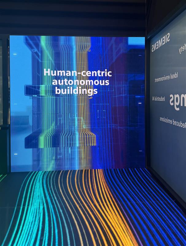 SiemensInfra's tweet image. On the #LB26 showcase today: 
Human-centric #AutonomousBuildings learn from patterns, predict energy needs, and optimize operations continuously.

#BuildingX – our digital platform enables operators to manage energy, comfort, safety, and maintenance from a single system.
