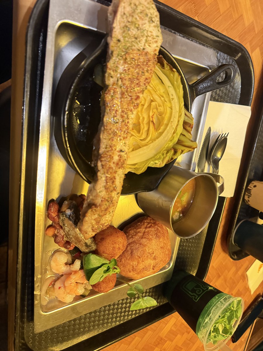 こんなにでかい肉が手前にあるのにスープにピント持っていかれてる🤣🤣🤣