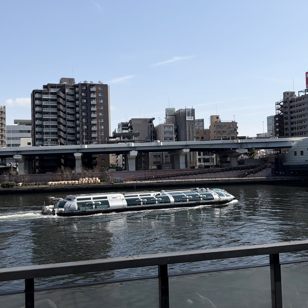a70_fall's tweet photo. テラスでランチしてたら、何かすごい船通って宇宙船みたい！って気になって、
急遽乗ることになったのおもしろかったな https://t.co/vVyl2pcqXq