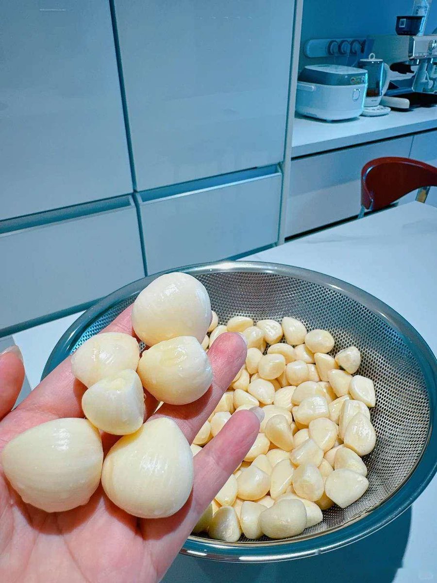 AloneVijay2's tweet image. "Tested 5 top garlics—here’s the winner! Fresh purple-skin garlic has plump cloves, sharp aroma, and no bitter aftertaste. Perfect for stir-fries/soups. Pro tip: Store in a dry, dark place for 3+ months. #GarlicReview #CookingEssential"