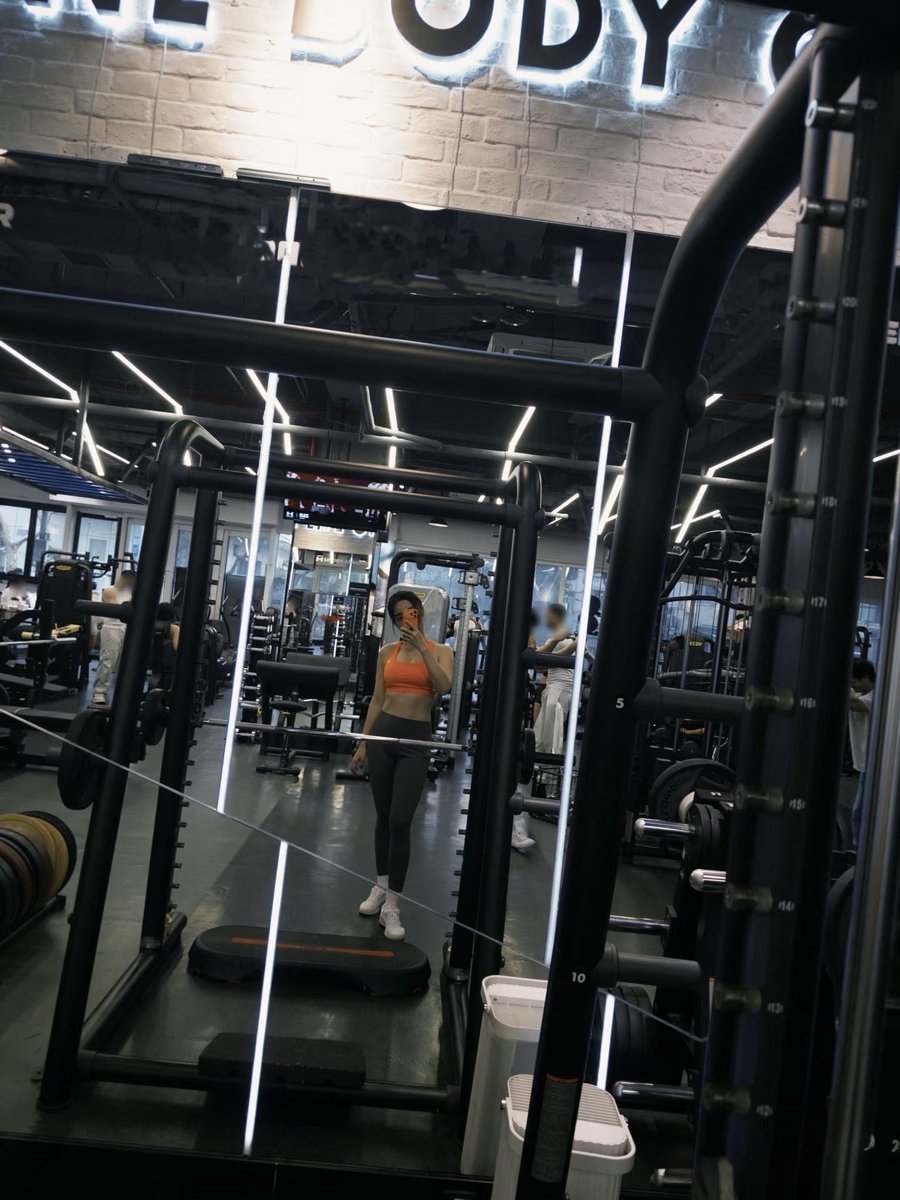 莉莉母狗 tweet media