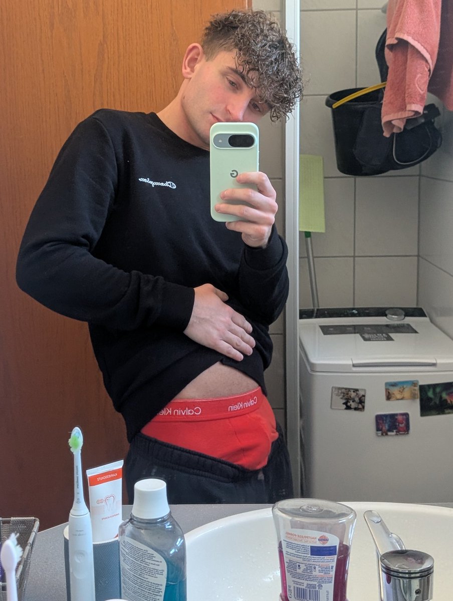 Phil981238855's tweet photo. Rot steht mir gut oder? 😏 https://t.co/zgLCD4g6Bn