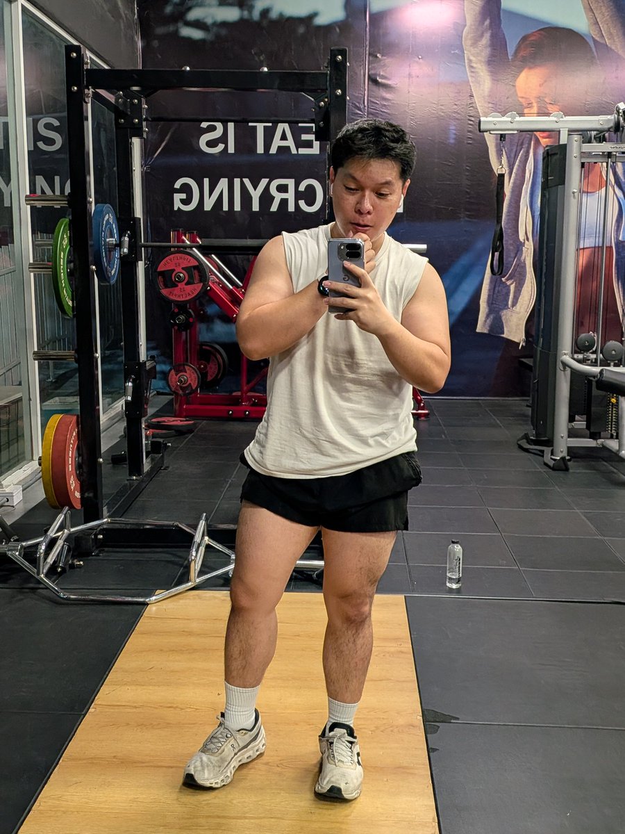 PanudejB's tweet photo. ออกกำลังกายมา 1 เดือน ผลลัพธ์ คือ ขี้เกียจเหมือนวันแรกที่ไป 🤣 https://t.co/xdVkXY7JO0