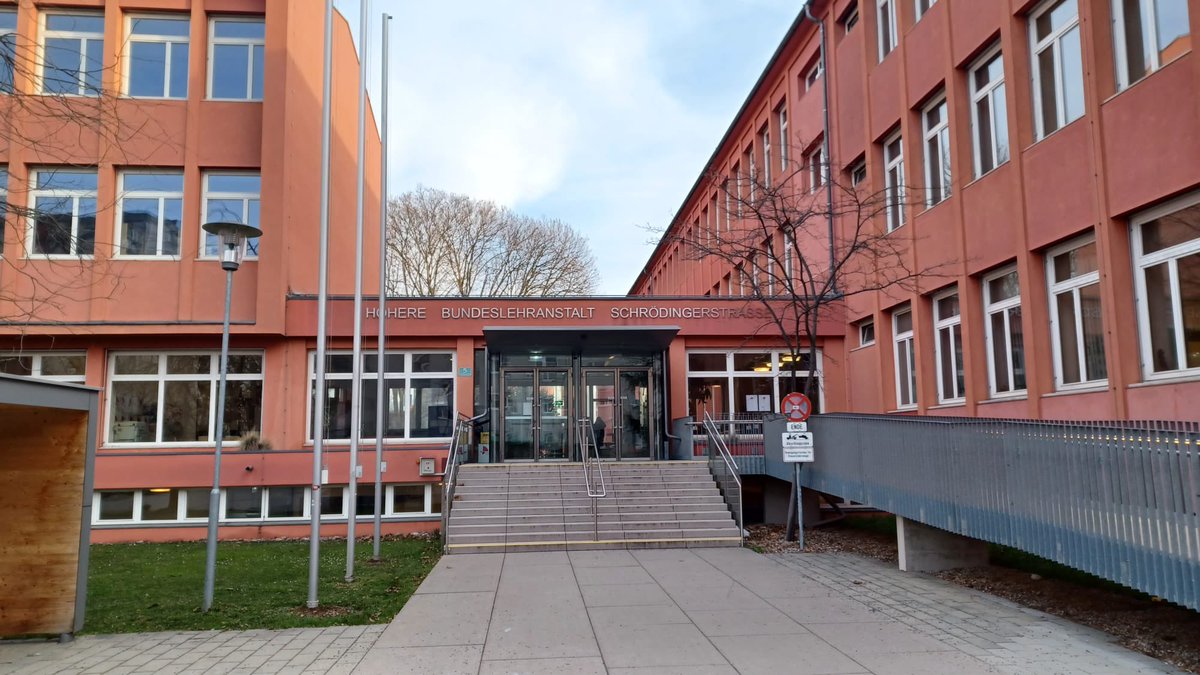 iza_06Nice's tweet photo. Jour 1 à Graz (Autriche) avec #Peer2ForMaths. Visite du lycée professionnel HBW Schrödinger. Un très bon accueil , des étudiants impliqués et des maths appliquées aux disciplines techniques ( économie, gestion, restauration , coaching …)@ErasmusplusFR @DRAREIC_PACA https://t.co/ojeZl9XYqB
