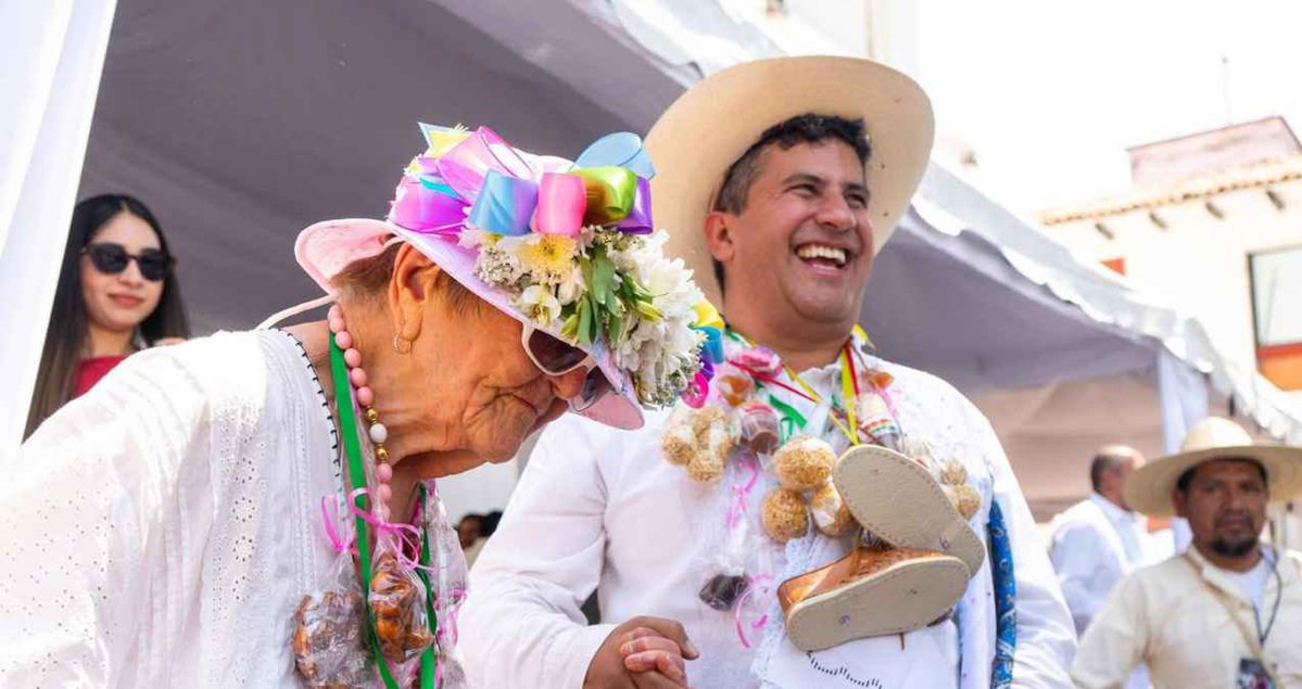 Falleció a las 90 años de edad, “Chel”, abuelita de Carlos Manzo, alcalde asesinado de #Uruapan, #Michoacán; así lo anunció Grecia Quiróz.

“Mamá Raquel” como también era conocida,  marchó en su memoria, lo mismo que generó burlas como de <a href="/monerorape/">Monero Rapé ✍🏼</a>, propagandista del régimen.