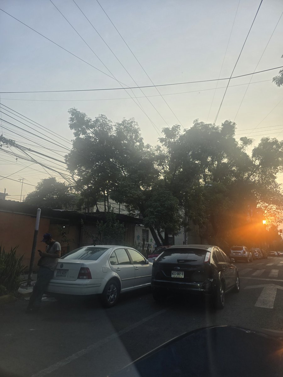 VecinosRomeroBJ's tweet photo. Romero 100, niños heroes, esquina con virgilio uribe, Benito juarez 03440.
Autos estacionados en doble fila desde hace mas de 24 horas, se ha pedido apoyo y @SSC_CDMX no ha venido los de Transito @AccionesBJ https://t.co/TLGjNkvTB9