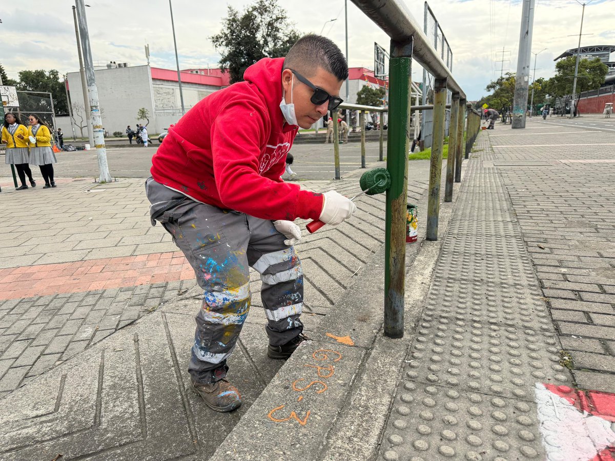 MiEspacioesBog's tweet image. 📍Parque Banderas – Kennedy
#TransformACCIÓN 2.0 

Liderados por @Bogota, realizamos labores de limpieza, pintura y recuperación del entorno, devolviéndole el orden y el cuidado a este sector tan importante de la ciudad. 
Seguimos recuperando lo que es de todos. #AquíSíPasa