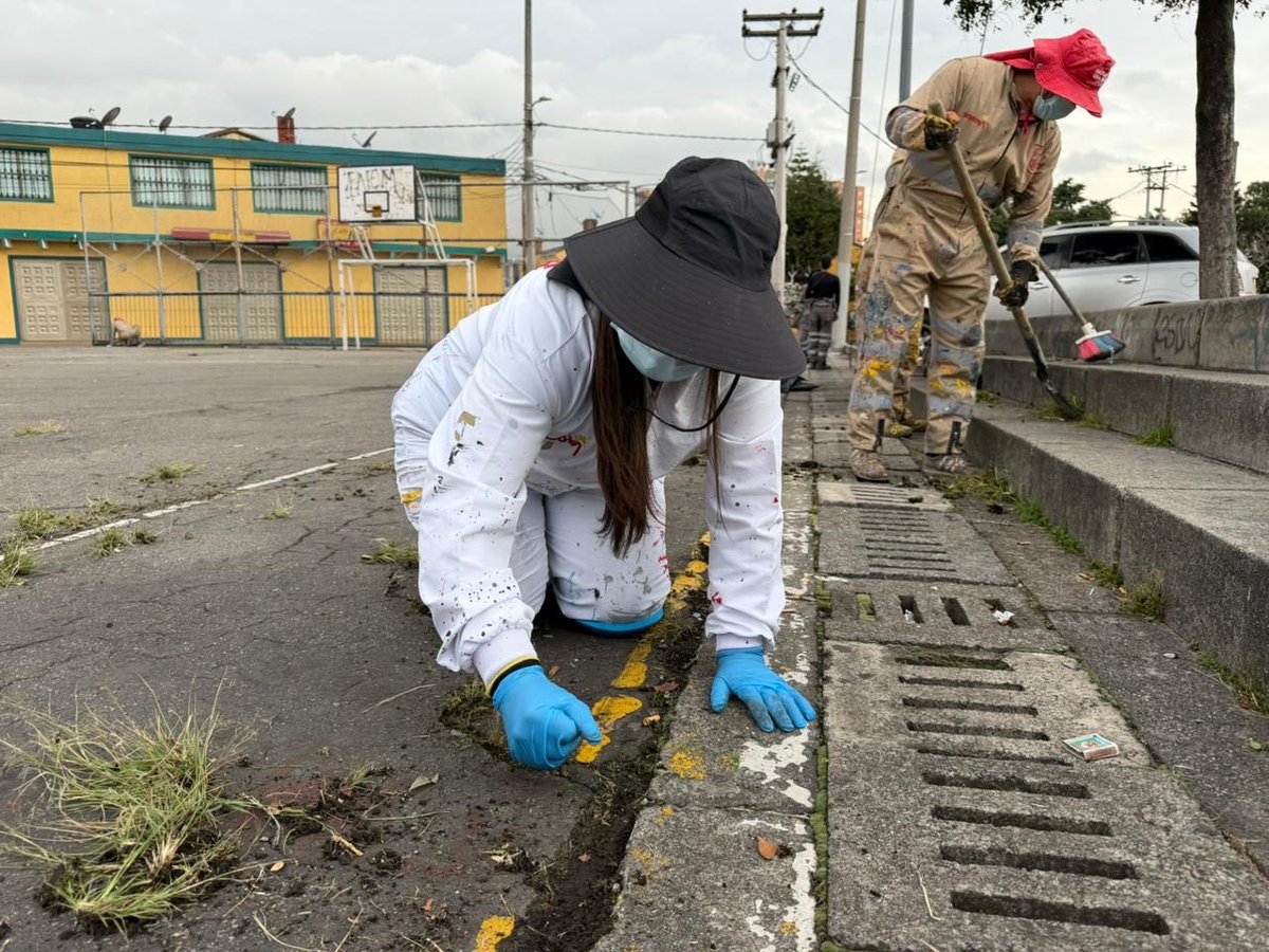 MiEspacioesBog's tweet image. 📍Parque Banderas – Kennedy
#TransformACCIÓN 2.0 

Liderados por @Bogota, realizamos labores de limpieza, pintura y recuperación del entorno, devolviéndole el orden y el cuidado a este sector tan importante de la ciudad. 
Seguimos recuperando lo que es de todos. #AquíSíPasa