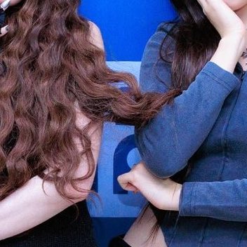 0403FEED's tweet photo. even her hair is possessive like that https://t.co/SxjUBWaVoC