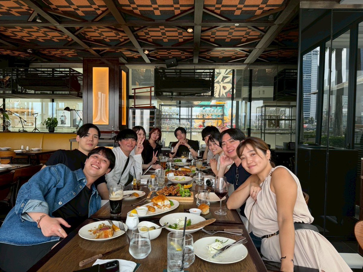 touketsu_warau's tweet photo. 4日間のLevela旅行が終わった。

総額1500万以上かけて
(スタッフへの誕プレ諸々入れたら2000万)
駒居さんがスタッフを
全額負担で連れて来てくれました。

1人で事業やってた時には
得られなかった様々な体験や感情が芽生えてる。

最高の仲間と唯一無二の思い出を
つくることができました。

駒居さん、改めて
最高の体験をありがとうございます🙇‍♂️

早く仕事がしたくて仕方ない。