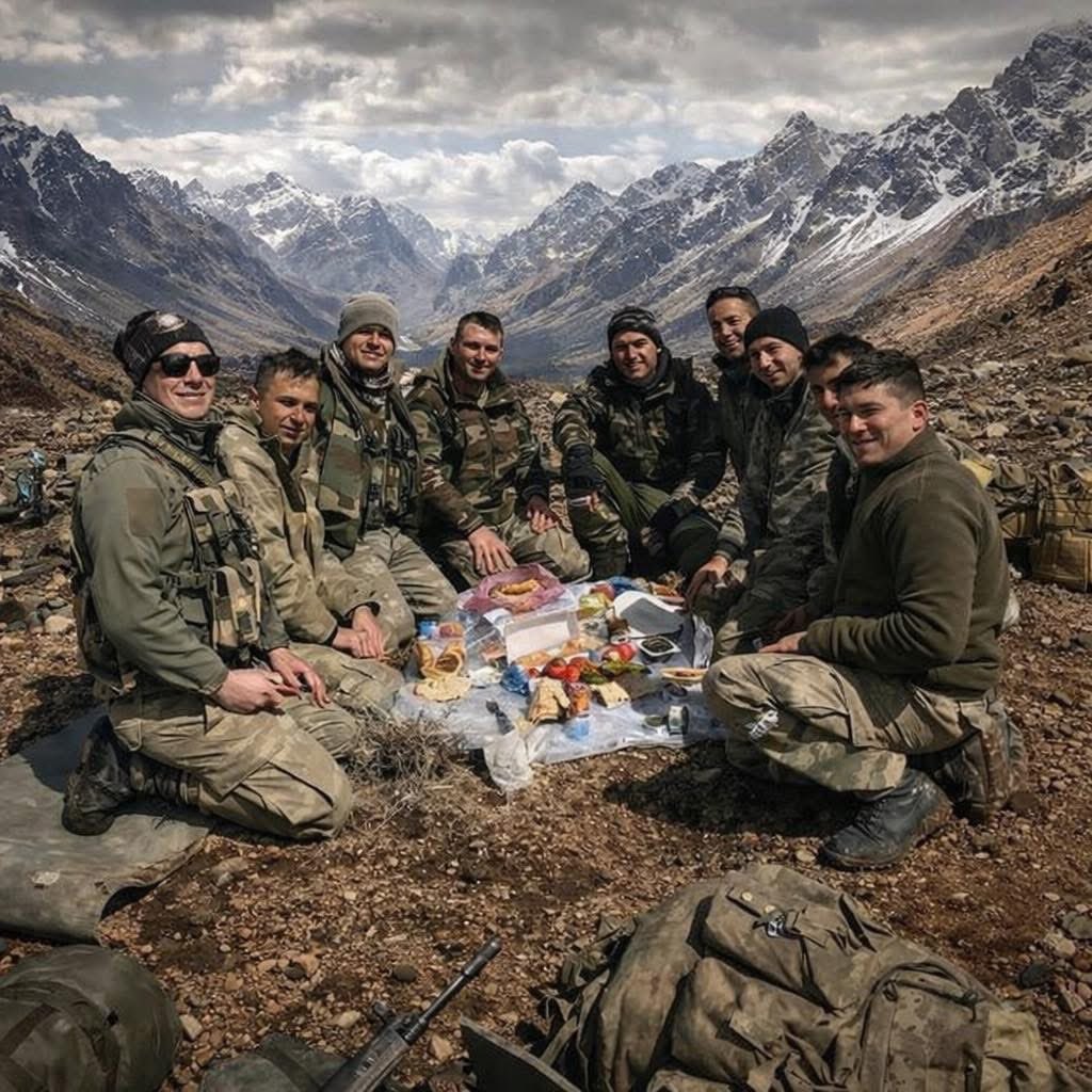 Üniformanın altında bir yürek, yüreğin içinde vatan var.

O yürek; Anadolu’nun kerpiç evlerinden çıkıp vatan nöbetine yürüyen yiğitlerin yüreğidir. Dağların soğuğunda, sınırların sessizliğinde, puslu gecelerin karanlığında dimdik duran bir inancın adıdır.

Her nöbette biraz