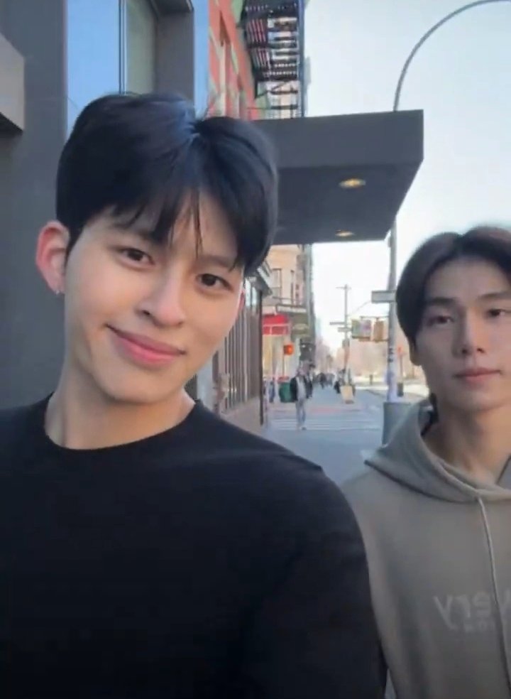 ไอเชี่ย กล้าพูดเลยตั้งเเต่กรุตามปอนด์ภูวินทร์มานี่คือครั้งเเรกที่เคยเห้นพวกนางไลฟ์ด้วยกันสองคนอ่ะ สองคนเเบบสองคนจริงๆ ชั้นรักเมกาวะ😭😭😭😭♥️♥️♥️